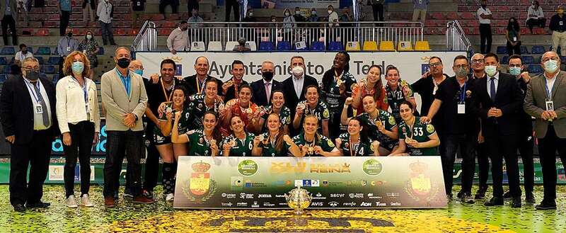 El Elche recibe la Copa de la Reina/RFEBM / José J. Núñez.